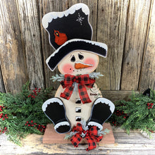 Load image into Gallery viewer, Snowman decoration, Snowman centerpiece, Winter decoration, Snowman decor, Snowman, Red Cardinal centerpiece, Snowman wreath, Wooden snowman