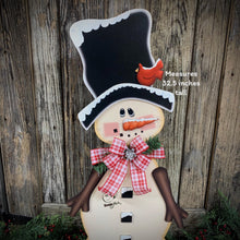 Load image into Gallery viewer, Wooden Snowman decoration, Winter door hanger, Large Snowman wreath for front door, Christmas porch decoration, Primitive snowman door decor