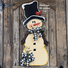 Load image into Gallery viewer, Wooden Snowman decoration, Winter door hanger, Large Snowman wreath for front door, Christmas porch decoration, Primitive snowman door decor