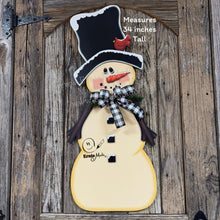 Load image into Gallery viewer, Wooden Snowman decoration, Winter door hanger, Large Snowman wreath for front door, Christmas porch decoration, Primitive snowman door decor