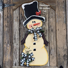 Load image into Gallery viewer, Wooden Snowman decoration, Winter door hanger, Large Snowman wreath for front door, Christmas porch decoration, Primitive snowman door decor
