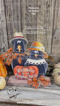 Load and play video in Gallery viewer, Fall Crow decoration, funny Crow couple with Pumpkin Sign, Porch decor, Halloween centerpiece, Hay-stack sitter, Thanksgiving arrangement
