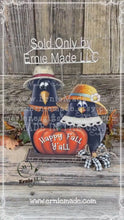 Load and play video in Gallery viewer, Fall Crow decoration, funny Crows and pumpkin sign, Pumpkin Patch, Happy Fall Y'all wooden shelf sitter, Halloween, Farmhouse, Thanksgiving
