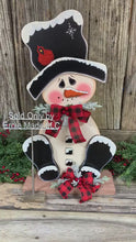 Load and play video in Gallery viewer, Snowman decoration, Snowman centerpiece, Winter decoration, Snowman decor, Snowman, Red Cardinal centerpiece, Snowman wreath, Wooden snowman
