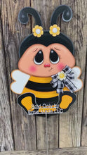 Load and play video in Gallery viewer, BEE door hanger, Bee decoration, Bee wreath, Wooden Bee sign, Bumble Bee decor, Bee, Baby bee room decor, Summer door hanger for front door
