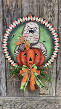 Load and play video in Gallery viewer, Mummy Door Hanger, Halloween decoration, Cute Spooky wreath for front door, Wooden Mummy and pumpkin sign, Fall wreath, Ernie Made Mummy
