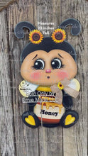 Load and play video in Gallery viewer, BEE door hanger, Bee decoration, Bee wreath, Wooden Bee sign, Bumble Bee decor, Bee, Baby bee room decor, Summer door hanger for front door
