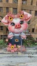 Load and play video in Gallery viewer, Farmhouse centerpiece, pig decoration, Pig sign, Wooden pig shelf sitter, Country style pig decoration, Baby pig decor, farmhouse decoration
